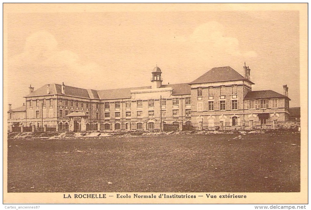 CPA  La Rochelle Ecole Normale D'Institutrices Vue Extérieure  F345 - La Rochelle