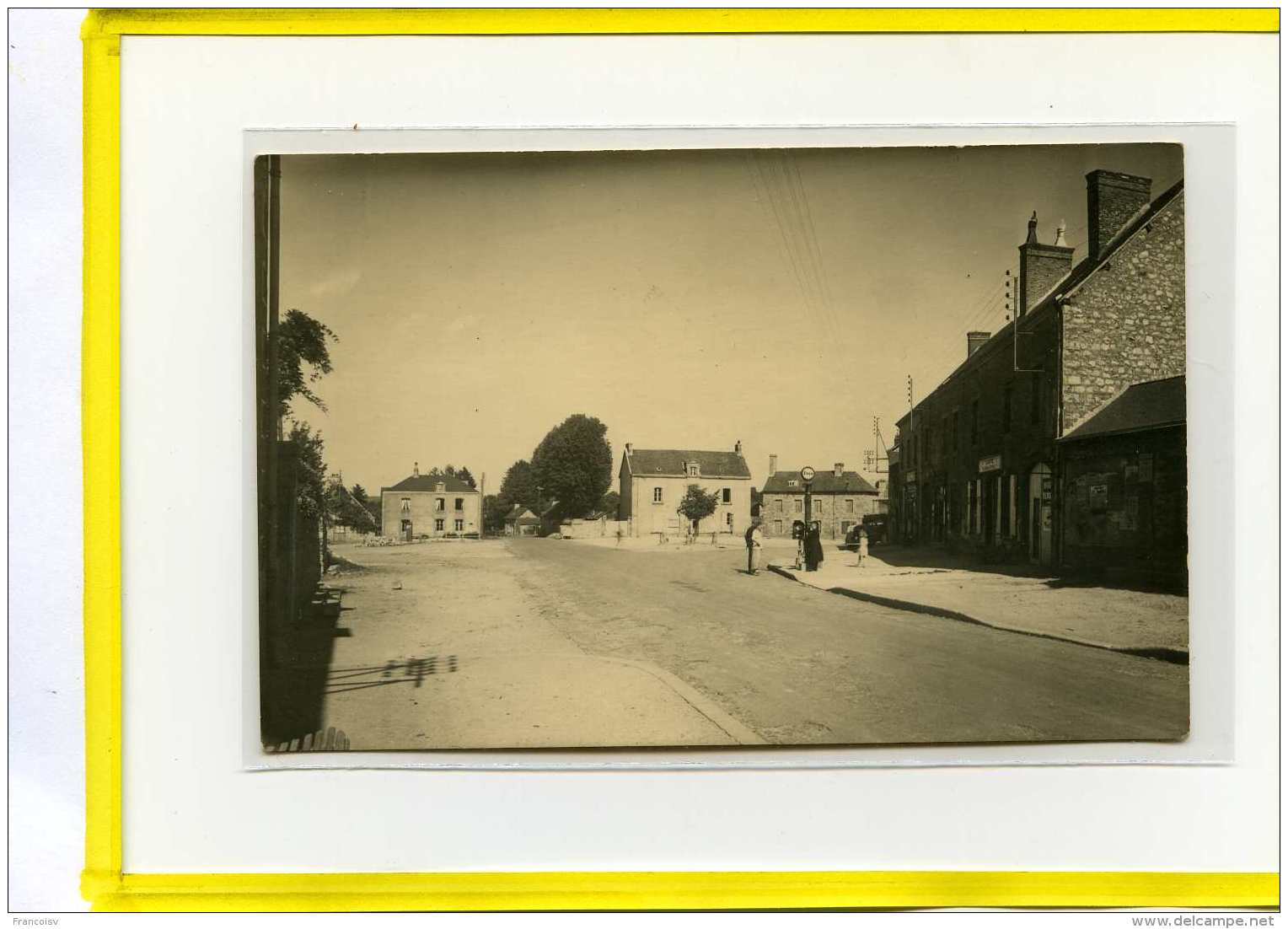 Carte Photo A Identifier.     Sur La Droite Il Y A Un Café. H Delaurat  .  Station Service Esso A Localiser - Autres & Non Classés