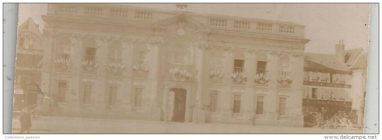 Photographie 11 X 8 , Lieux à Déterminer , Mairie ? , Drapeaux , Commerces , Bazar De L'OISE à Gauche , 3 Scans - Places