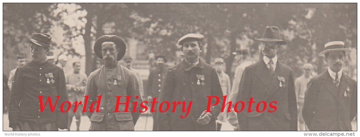 CPA Photo - LYON - Remise De Décoration à Des Poilus - WW1 - Voir Médaille Croix De Guerre 13e Chasseurs Gueule Cassée - Guerre 1914-18