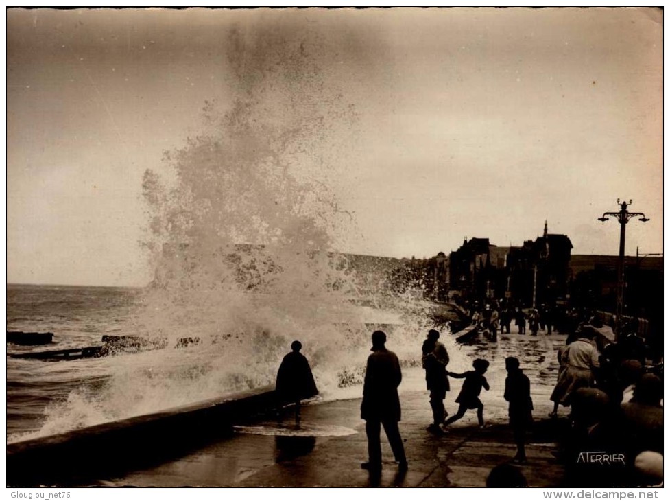 76-LE TREPORT..LES JOIES DE LA DOUCHE...CPSM GRAND FORMAT ANIMEE - Le Treport