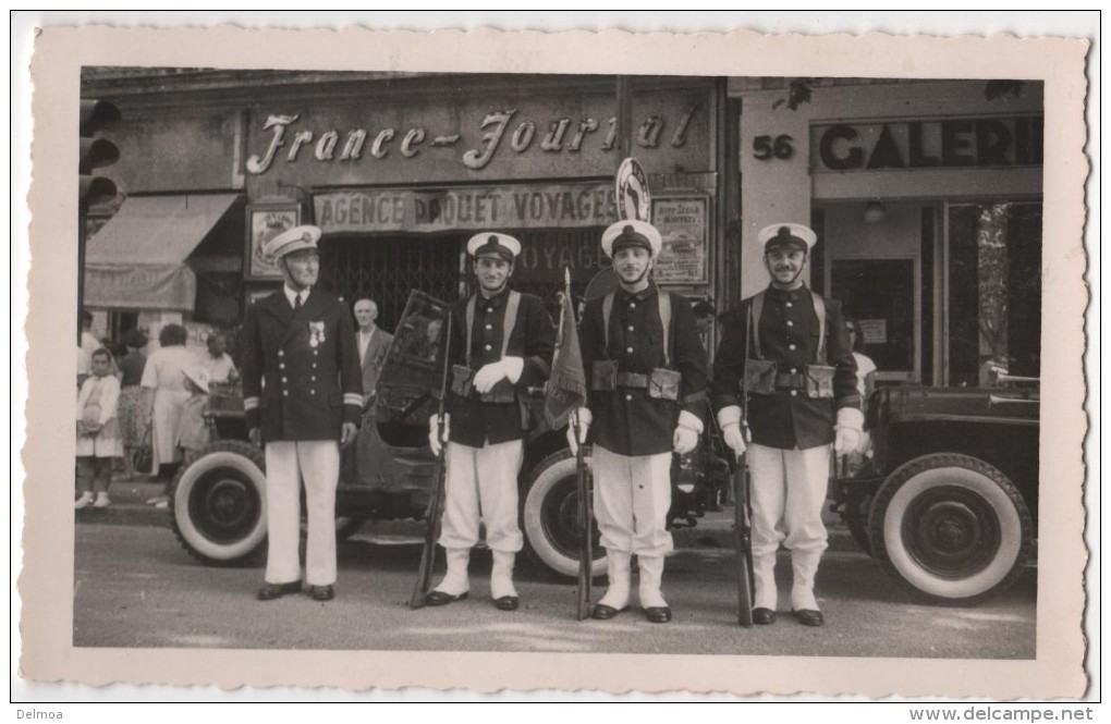 Photo Originale  Militaria Marine Défilé Agence Paquet France Journal Jeep Lieu à Identifier - Guerre, Militaire