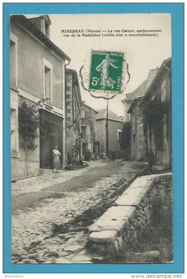 CPA La Rue Carnot Anciennement Rue De La Madeleine MIREBEAU  86 - Mirebeau