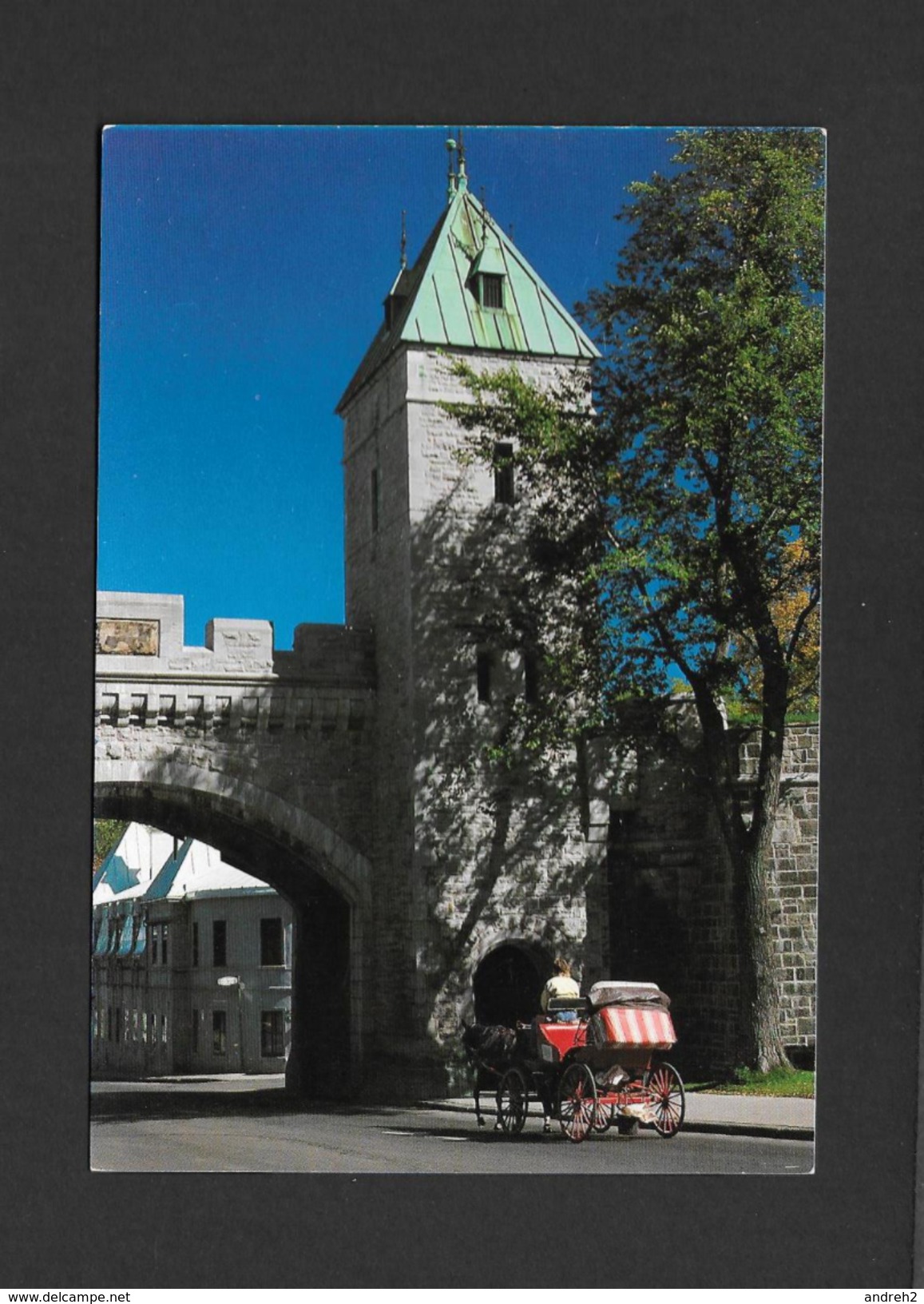 QUÉBEC - VILLE DE QUÉBEC - LA PORTE SAINT LOUIS AVEC UNE CALÈCHE - PHOTO CLAUDEL HUOT - Québec – Les Portes