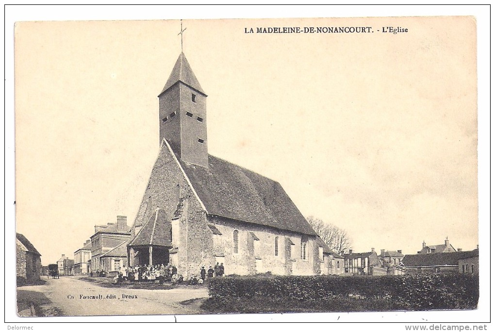 CPA La Madeleine De Nonancourt 27 Eure Groupe Devant L' Eglise édit Ch Foucault à Dreux Non écrite - Other & Unclassified