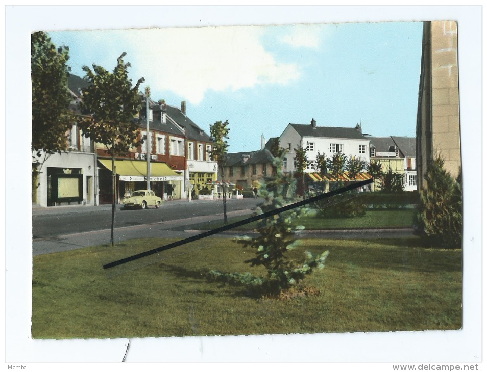 CPM - Coupé , Rétrécit -  Crévecœur Le Grand  -  Rue Gambetta   -  Auto , Voiture Renault Dauphine - Crevecoeur Le Grand