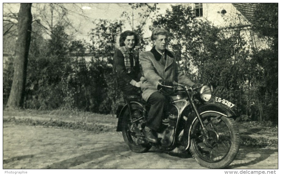 Pologne Ksieginice Couple Sur Une Belle Moto EMW R35 Ancienne Photo Snapshot 1956 - Cars