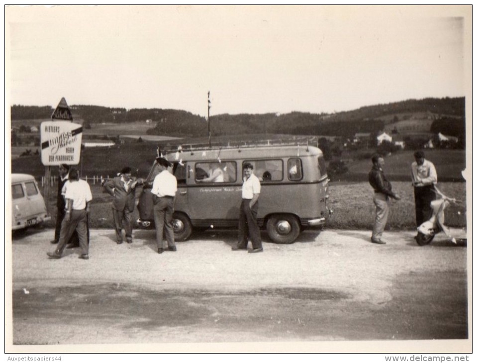 Photo Originale Autocar, Minibus Angeschtessen Radio Line & Scooter Arrêtés Devant Panneau Libella Ford FK-1000-Transit - Automobili