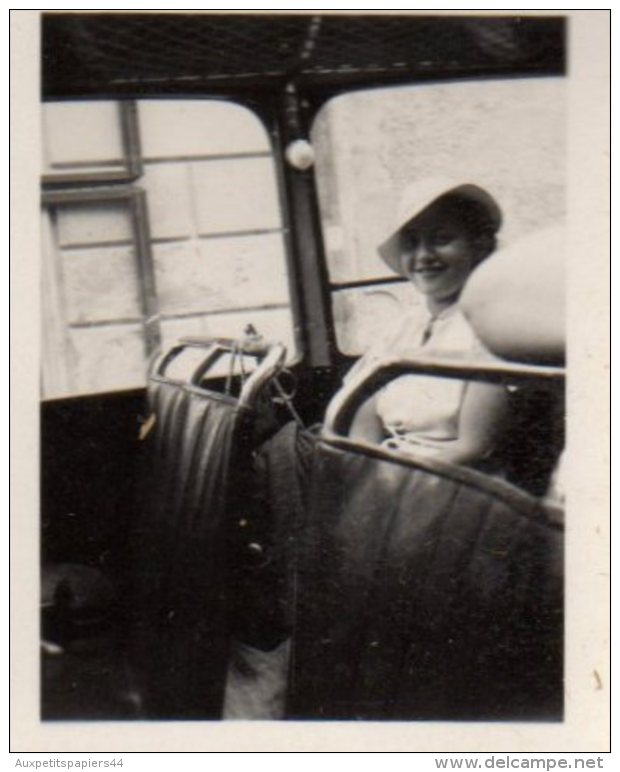 Petite Photo Originale Autocar - Autobus - Car - Femme Installée Dans Le Car Vers 1940 - Automobiles