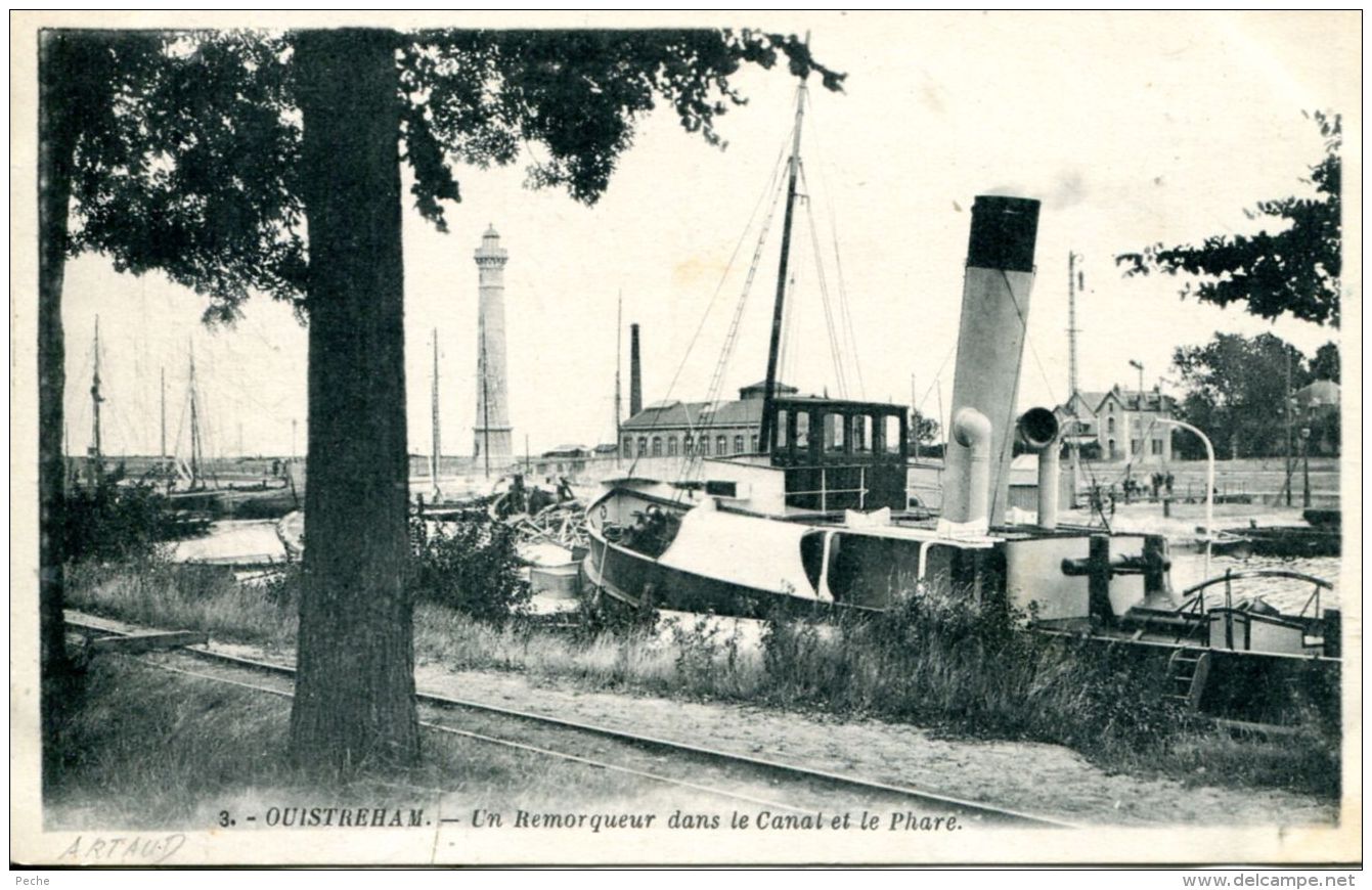 N°1 E -cpa Ouistreham -un Remorqueur Dans Le Canal Et Le Phare- - Remolcadores