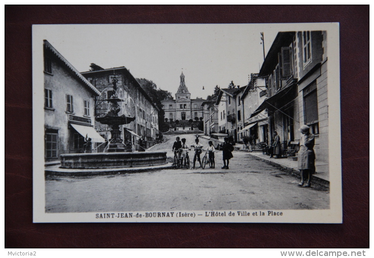 Saint Jean De Bournay - L'Hotel De Ville Et La Place - Saint-Jean-de-Bournay