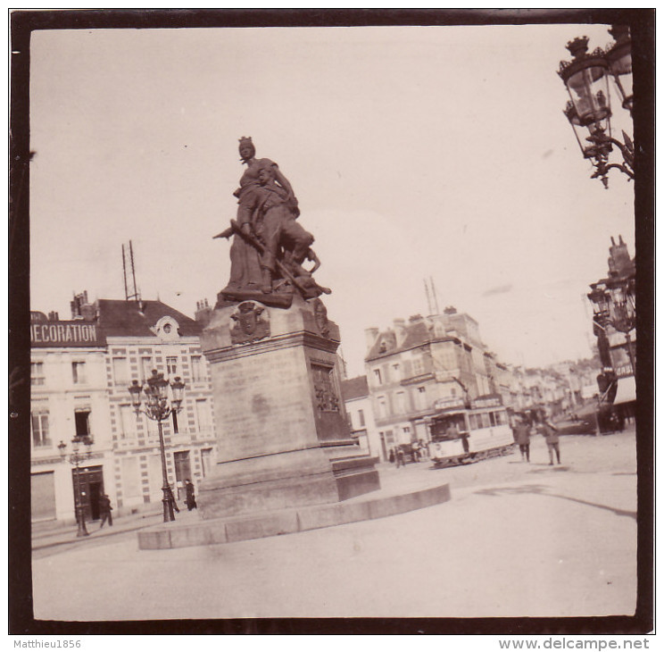 Photo SAINT-QUENTIN - Une Place Avec Un Monument (tramway) (A5, Ww1, Wk1) - Autres & Non Classés