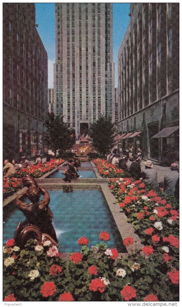 Cp , ÉTAT-UNIS , NEW YORK CITY , Fountains And Gardens In The Promenade Rockefeller Plaza - Parchi & Giardini