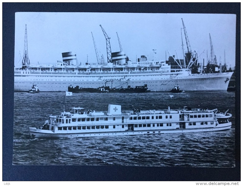 Rode Kruis Hospitaalschip ,,J.Henri Dunant "op De Achtergrond Het M.s. Nieuw-Amsterdam(HAL) - Rode Kruis