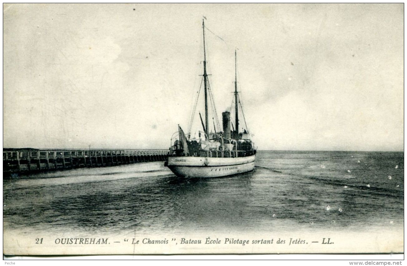 N°171 E -cpa Ouistreham -"le Chamois" Bateau école Pilotage Sortant Des Jetées- - Commerce