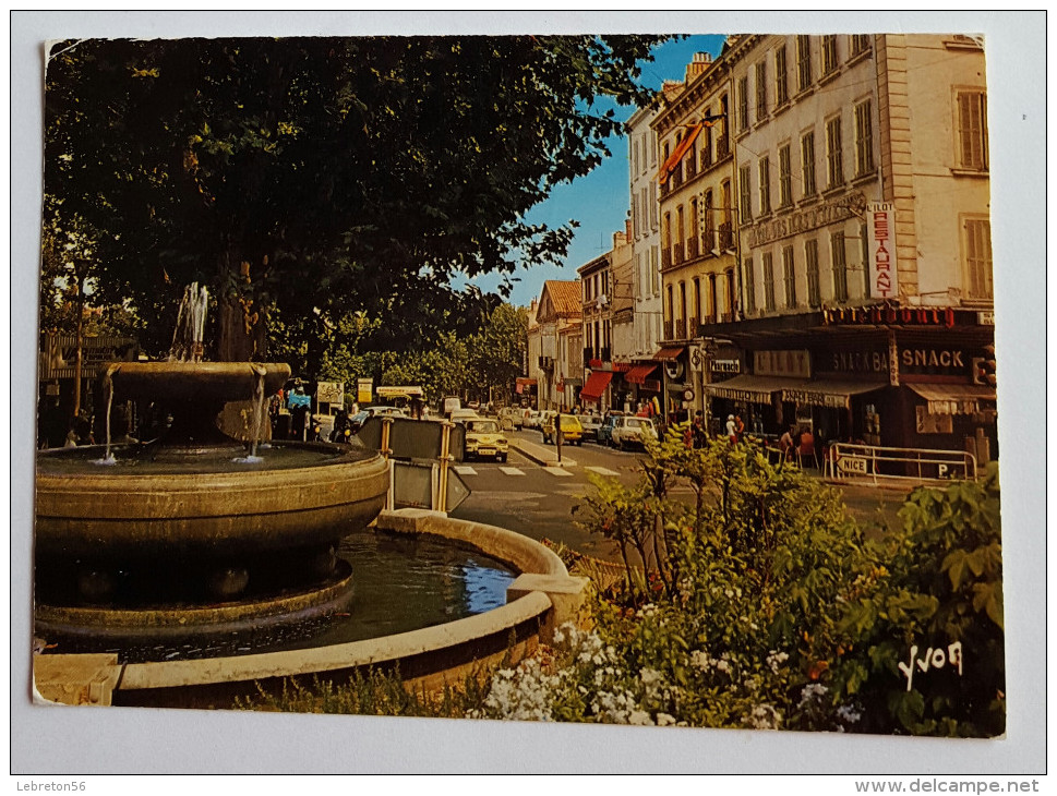 C.P.M (83) HYERES- Place Clémenceau La Fontaine  Voir Les2 Photos - Hyeres