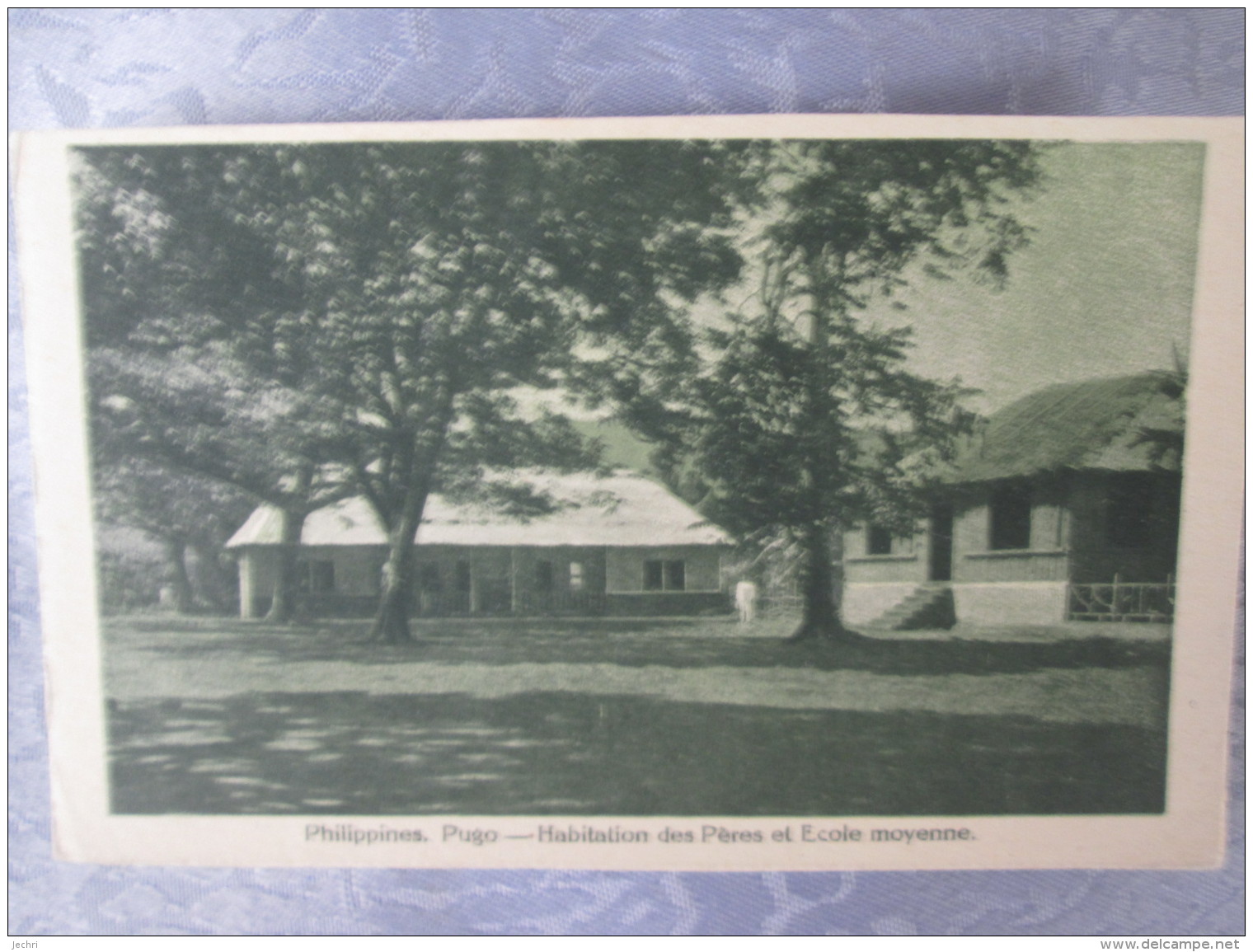 PHILIPPINES . PUGO . HABITATION DES PERES ET ECOLE MOYENNE - Philippines