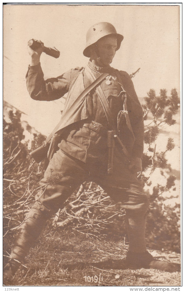 2 Fotos  - Soldat Mit Panzerfaust - 1914-18