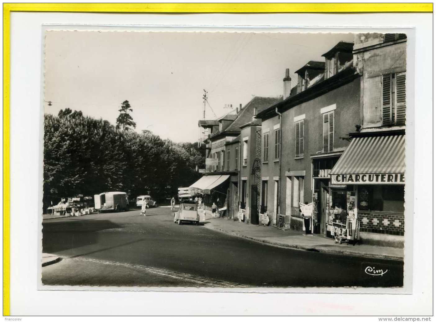 Bievres La Place Du Marché . Automobile. Citroen 2cv.  Jolie Carte Animée.   Edit Cim N° 1051 - Bievres