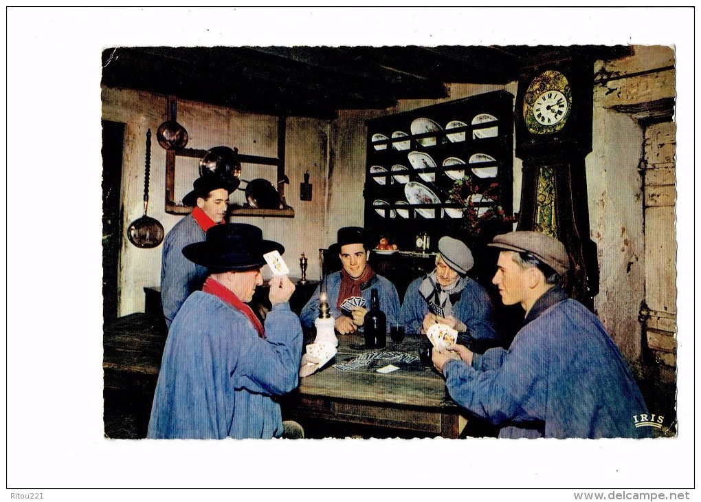 Carte Folklore LIMOUSIN Partie De Manille Jeu De Cartes - 1963 - Bouteille Vin Lampe à Pétrole Horloge - Costume Pomme - Jeux Régionaux