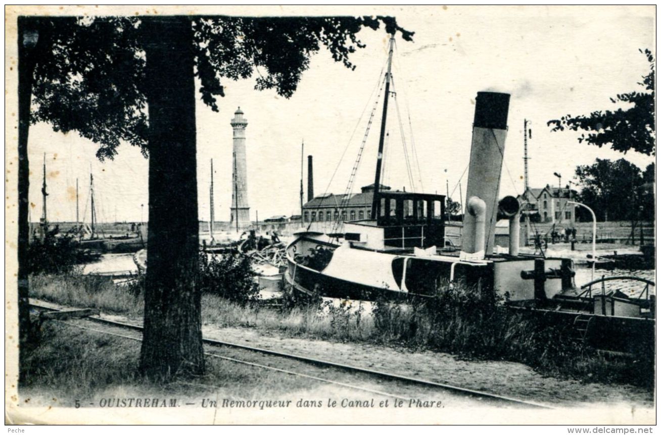 N°305 E -cpa Ouistreham -un Remorqueur Dans Le Canal Et Le Phare- - Sleepboten