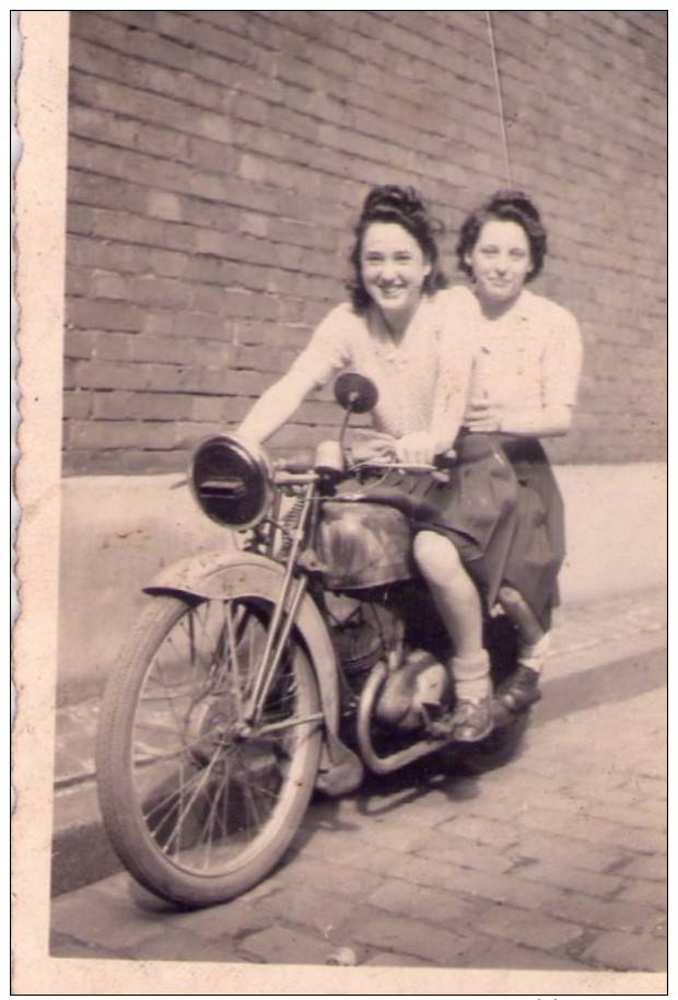 00 - PHOTO NOIR/BLANC - JEUNES FILLES ASSISE SUR UNE MOTO Des Années 40/50 ? - 6x8,5 - Otros & Sin Clasificación