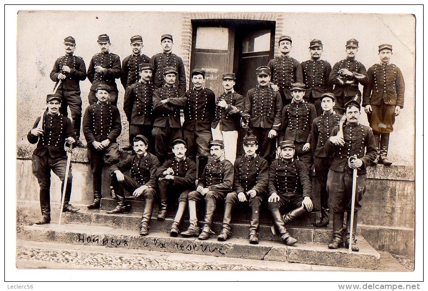 CARTE PHOTO ANIMEE HONNEUR A LA RESERVE SOLDATS DU 10è REGIMENT - Régiments