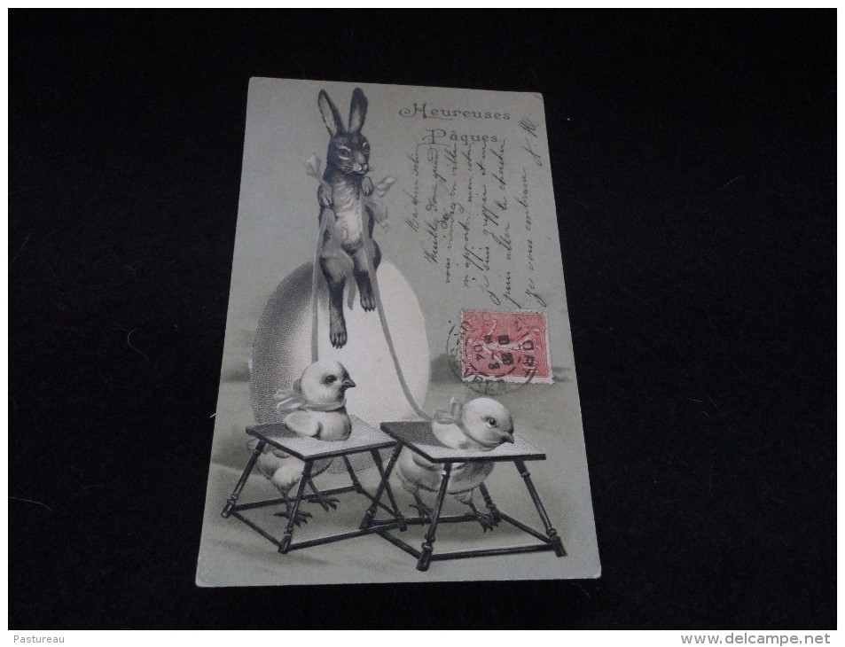 Avant 1903. Heureuses  Pâques. Carte Gaufrée. Le Lapin Et Les Poussins. Voir 2 Scans. - Pâques