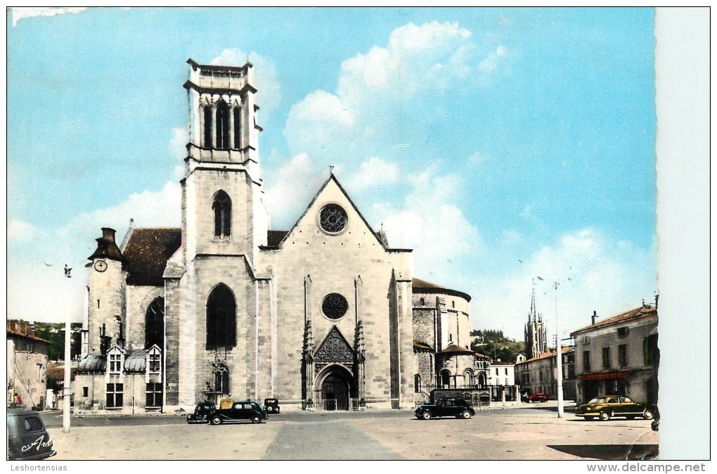 AGEN EGLISE SAINT CAPRAIS VOITURES - Agen