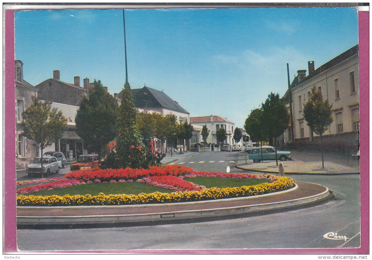 85 .- AIZENAY .- Le Rond Point - Aizenay