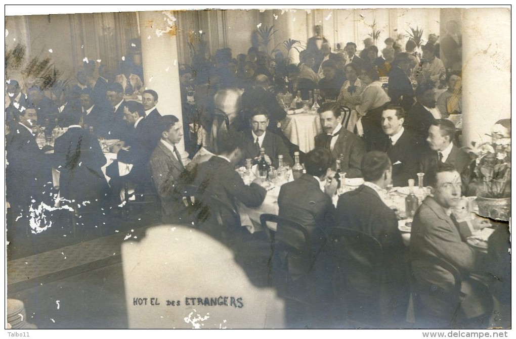 Le Mont Dore - Carte Photo De Paul Bertrand - - Hotel Des Etrangers - Salle Du Restaurant Pendant Un Repas - Le Mont Dore