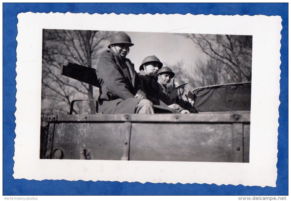 Photo Ancienne Snapshot - Portrait De Militaire à Bord D'un Camion - Voir Casque Uniforme Fusil - Guerre, Militaire