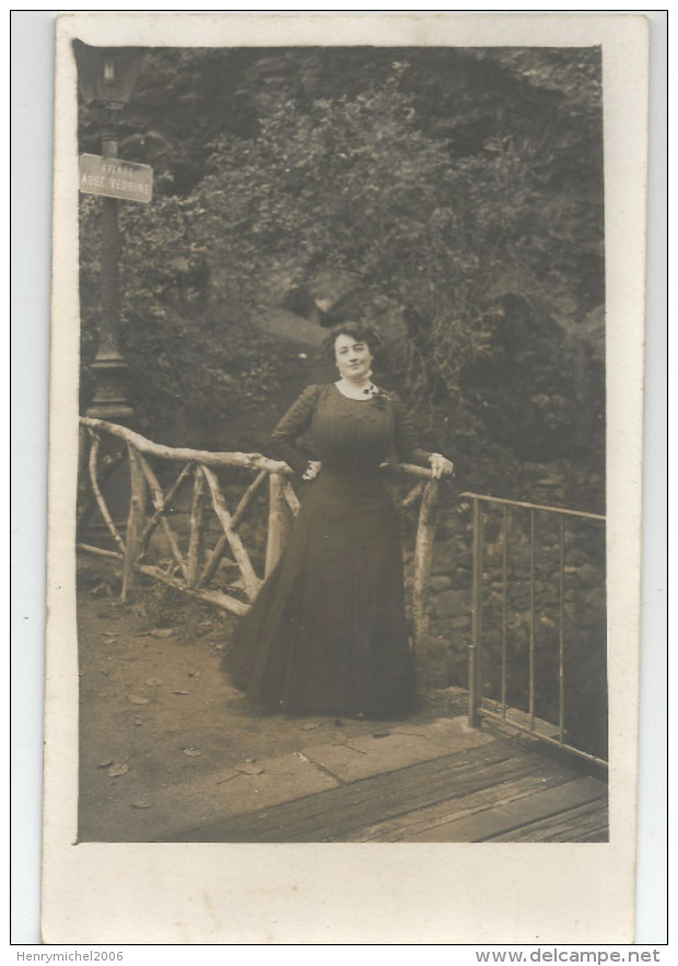 Puy De Dome - 63 - Royat Carte Photo Femme Et Avenue Abbé Vedrine Panneau Luminaire - Royat