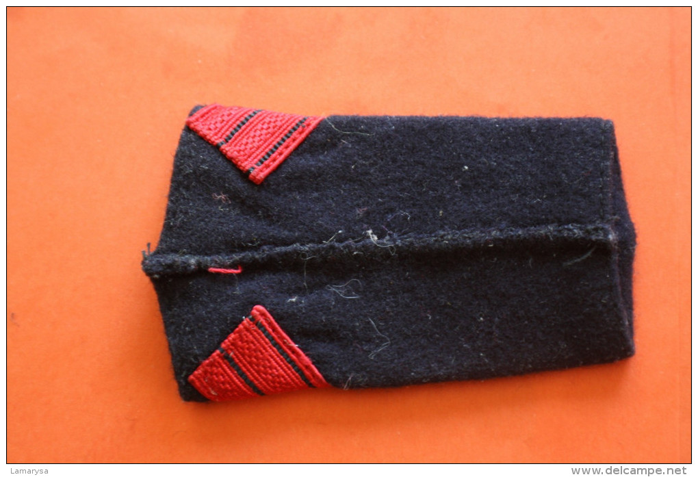 MILITARIA PASSANT GRADE MILITAIRE-TISSU Brodé ROUGE-NOIR-OR 2 SARDINES ROUGES GRADE/ARME A IDENTIFIER MERCI DE M'AIDER? - Patches