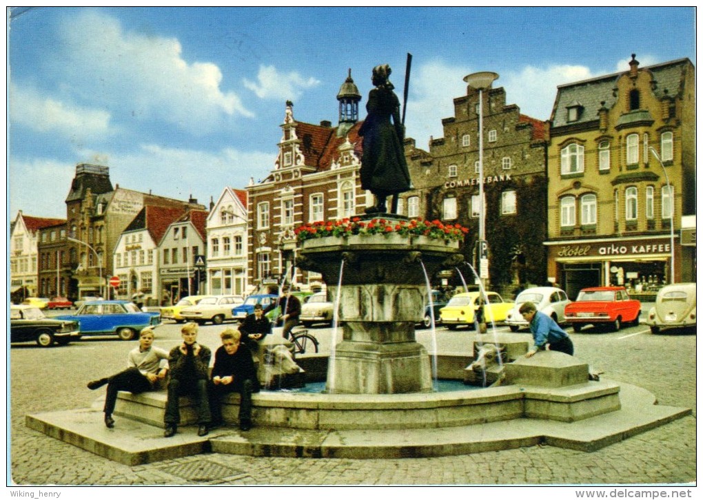 Husum - Marktplatz Mit Tine - Husum