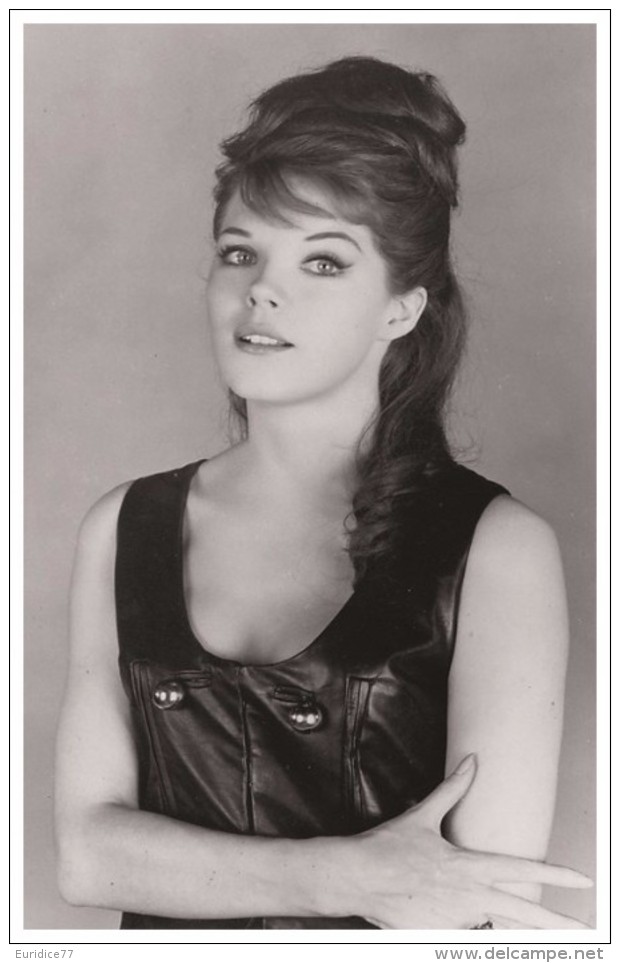 Sexy SAMANTHA EGGAR Actress PIN UP PHOTO Postcard - Publisher RWP 2003 (01) - Entertainers