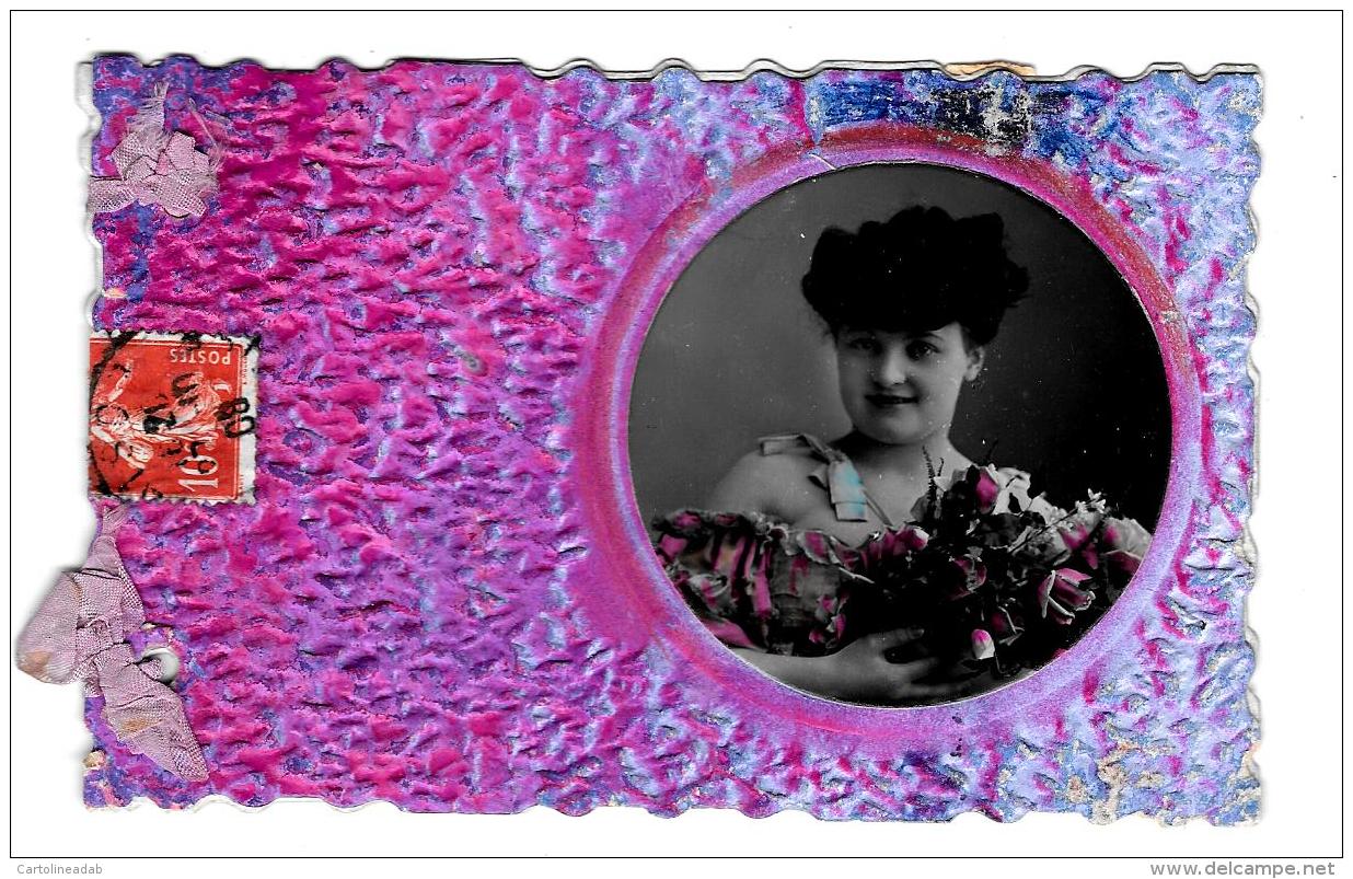 [DC2752] CPA - CARTOLINA - DONNA CON FIORI - SI APRE CON 4 FACCIATE LEGATA CON FIOCCHI - Viaggiata 1908 - Old Postcard - Femmes