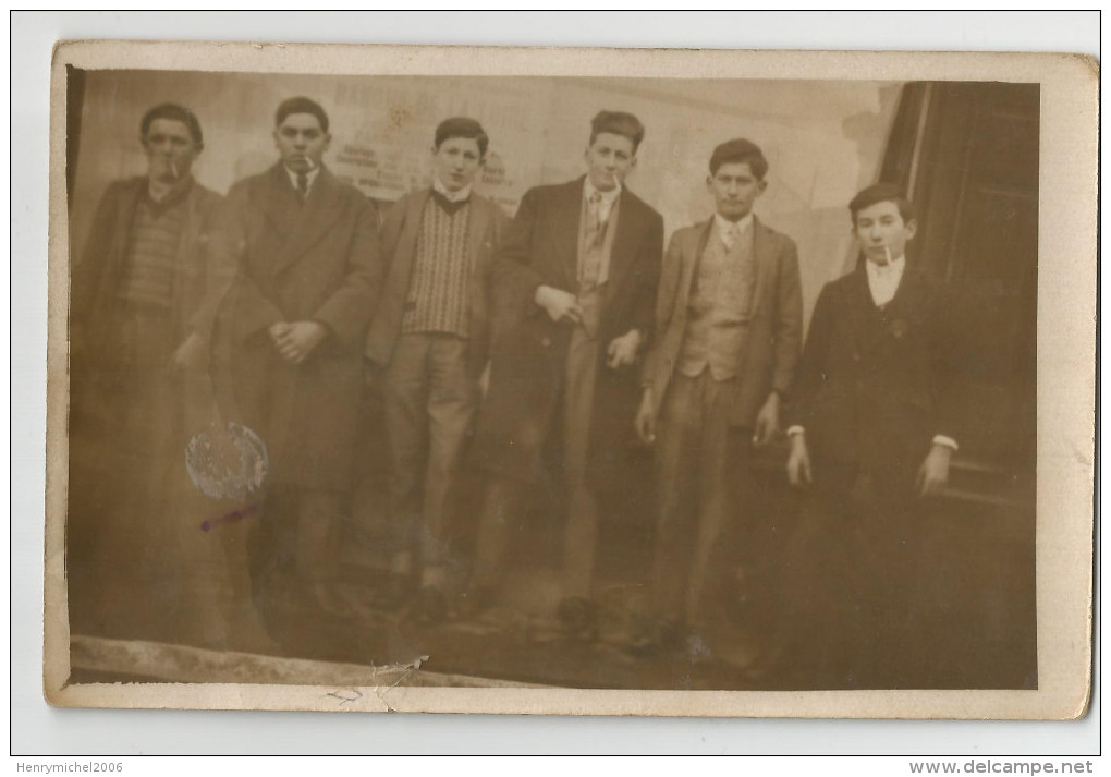 Carte Photo Hommes Devant Banque De La Loire - Te Identificeren