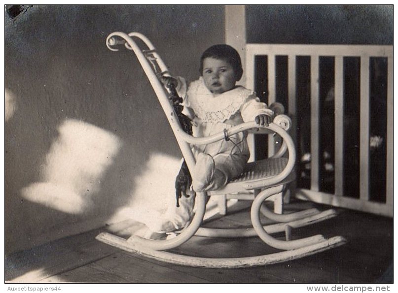 Photo Originale Enfant & Rocking Chair En 1928 - Chaise à Bascule Enfant - - Personnes Anonymes