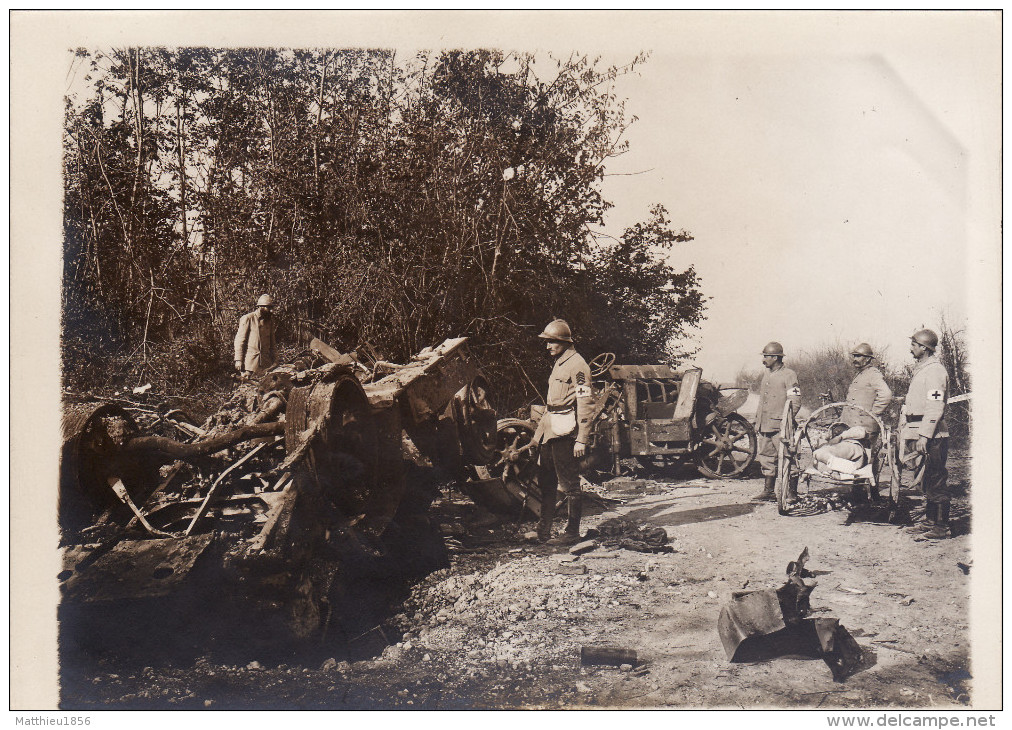 Photo Aout 1917 Chemin Des Dames - CRAONNE - Un Canon Allemand Détruit, Brancardier (Photo J. PATRAS) (A141, Ww1, Wk 1) - Craonne