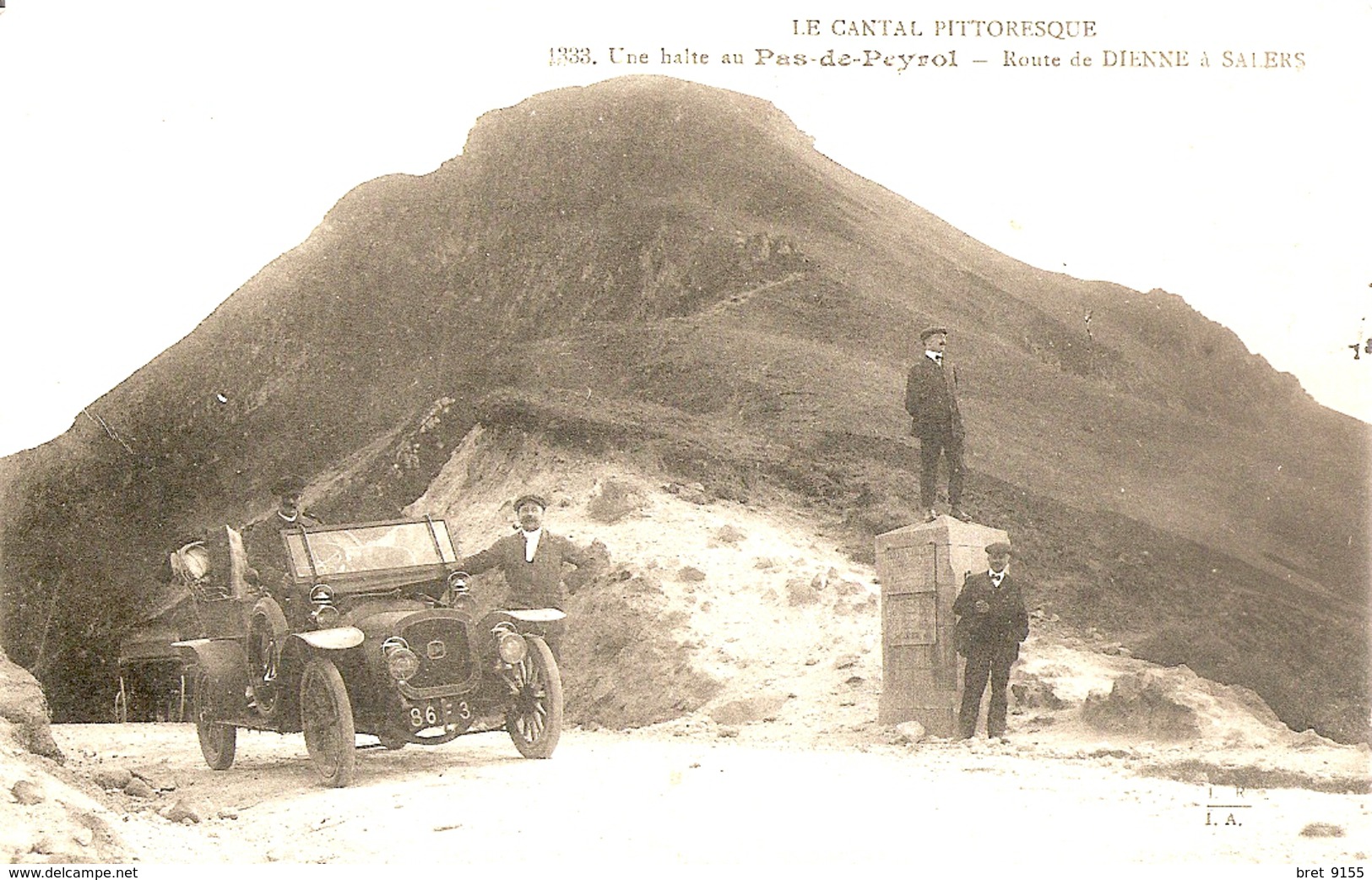 AUVERGNE 15 LE CANTAL PITTORESQUE ROUTE DE DIENNE A SALERS UNE HALTE AU PAS DE PEYROL VOITURE RENAULT - Auvergne