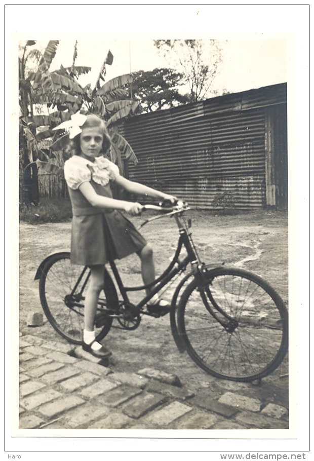 Photo   ( +/- 12 X 16 Cm) Congo Belge - Elisabethville - Fillette En Vélo 1936..37 (b185) - Lieux