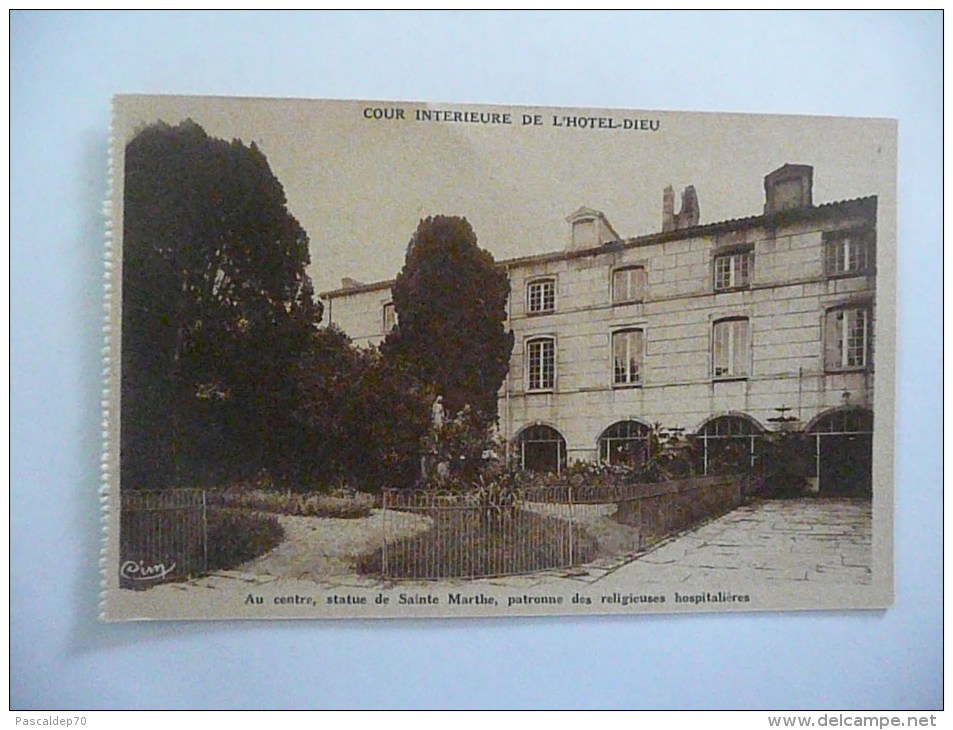 TOURNUS - COUR INTERIEURE DE L´HOTEL DIEU - Au Centre, Statue De Sainte Marthe - (Rare !) - Autres & Non Classés