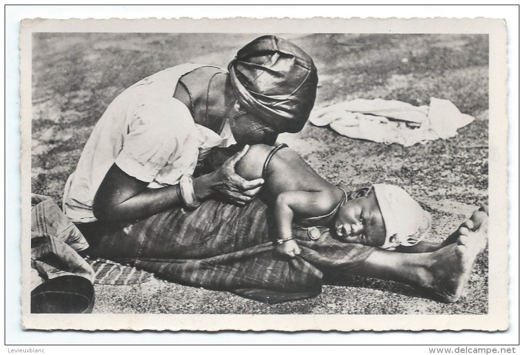 Carte Postale/ NIGER/ Bébé Recevant Un Lavement Au Piment / Labitte/DAKAR /Vdrs 1950  CPDIV230 - Afrique
