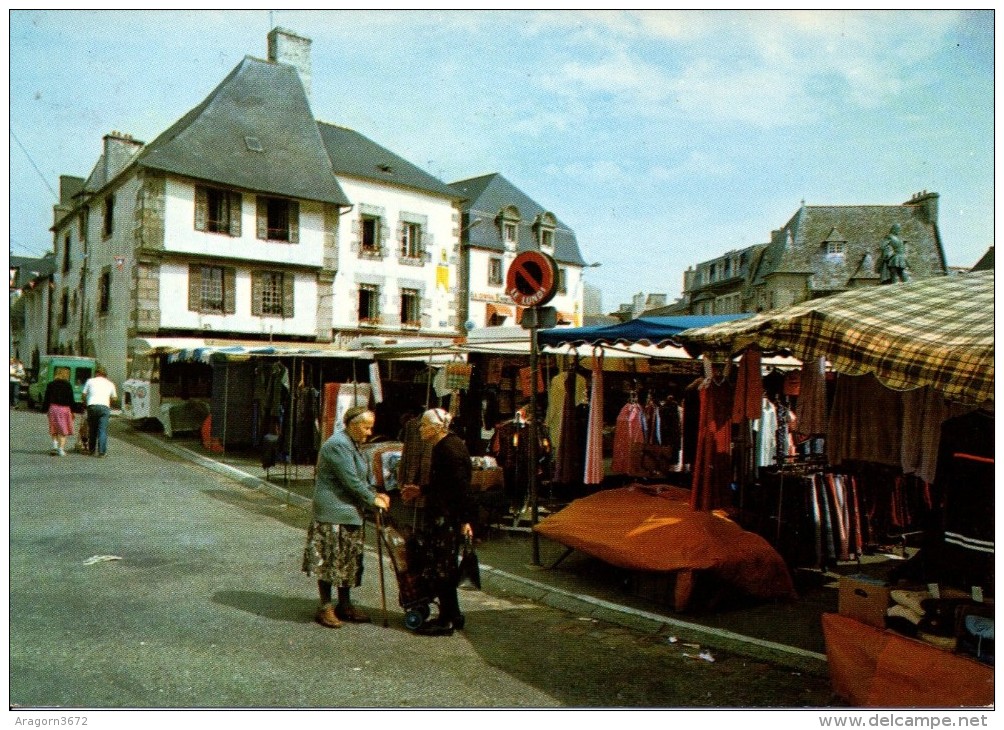 LESNEVEN - La Place Du Marché - Lesneven