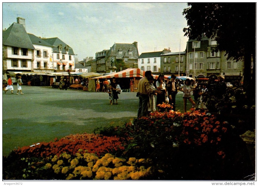 LESNEVEN - Marché Aux Fleurs Sur La Place Du Général Le Flô - Lesneven