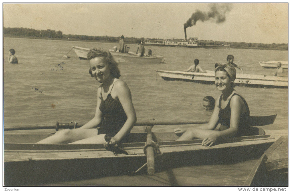 REAL PHOTO,Two Swimsuit  Women On Boat On Beach, 2 Femmes Maillot De Bain  Plage ,old  ORIGINAL - Sin Clasificación