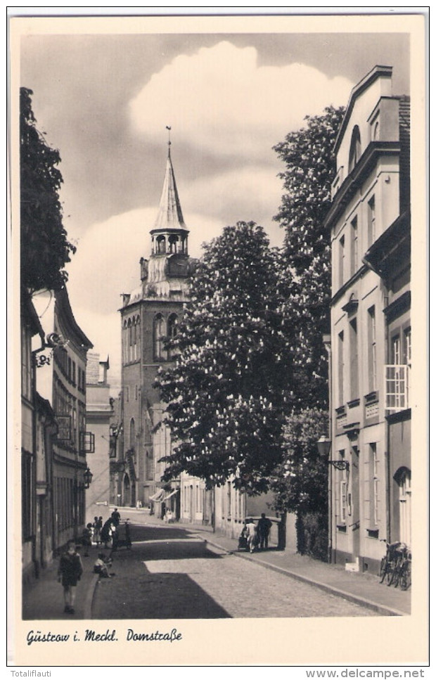 GÜSTROW Mecklenburg Domstrasse Belebt Fotokarte Vom Verlag Hans Andres Hamburg TOP-Erhaltung Ungelaufen - Guestrow