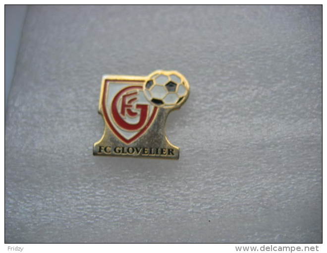 Pin´s Du Football Club Du Village De GLOVELIER Dans Le Jura SUISSE - Calcio