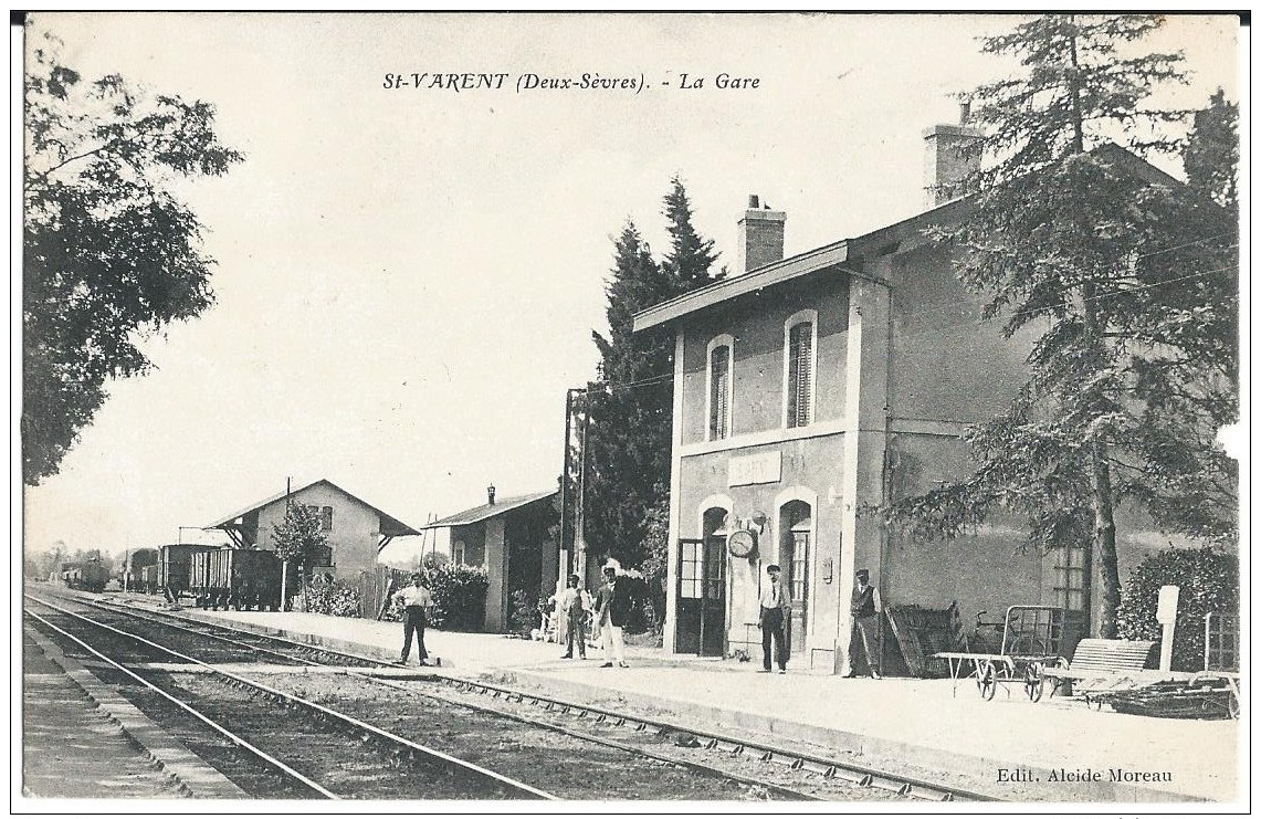 SAINT VARENT ( 79 - Deux Sèvres ) - La Gare ( Vue Du Quai Animée , Personnes , Train ... ) - Autres & Non Classés